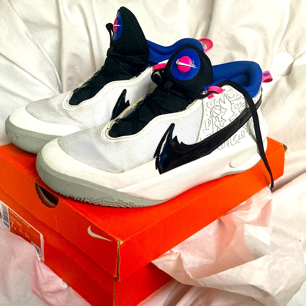 Gently used, great condition like new. 7Y Nike Team Hustle. Only used indoors 4x